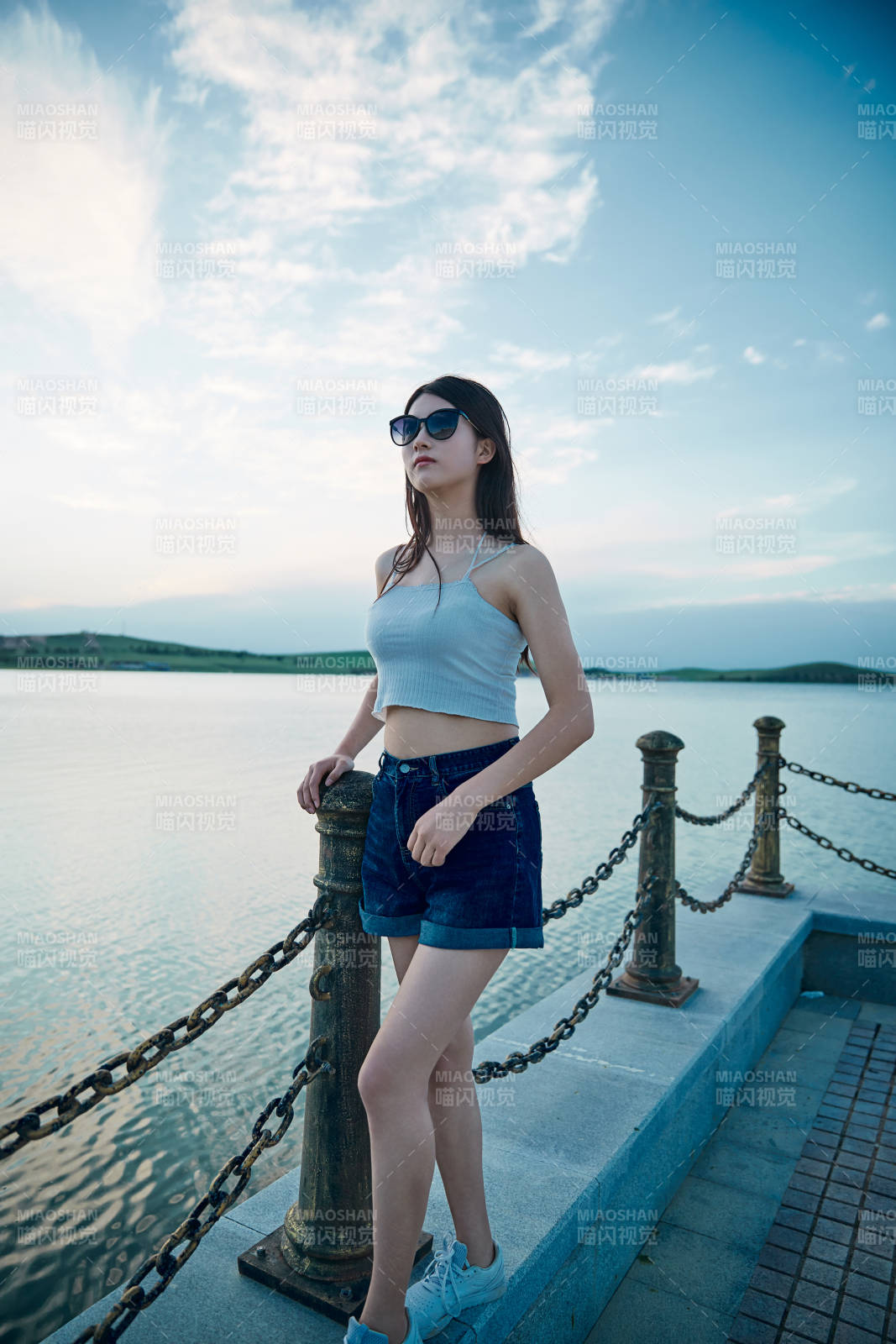 盛夏夕阳晚霞湖边码头看风景的少女