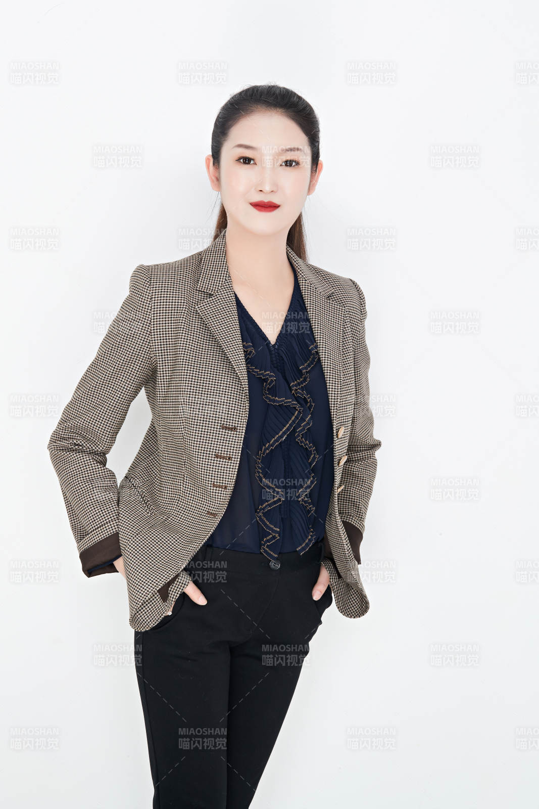 白色背景下的美麗商務女性肖像