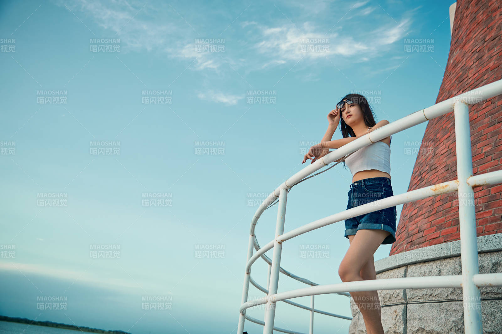 盛夏夕陽(yáng)晚霞湖邊碼頭看風(fēng)景的少女