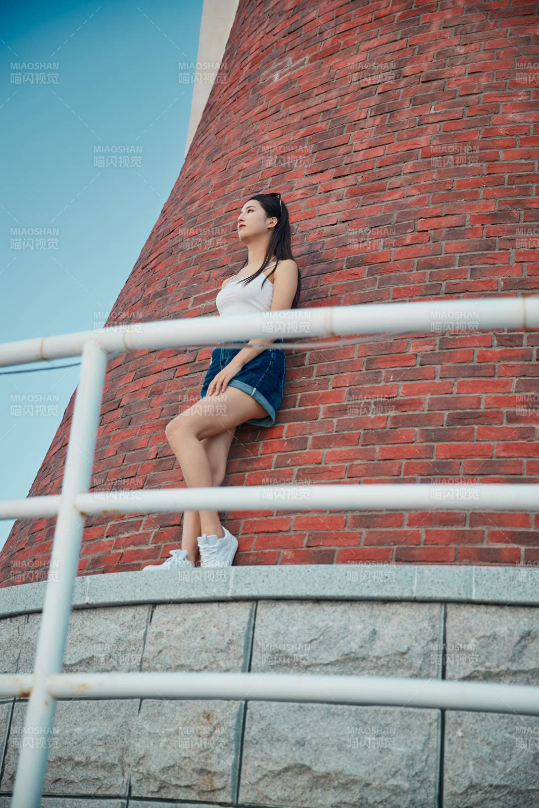 盛夏夕陽(yáng)晚霞湖邊碼頭看風(fēng)景的少女