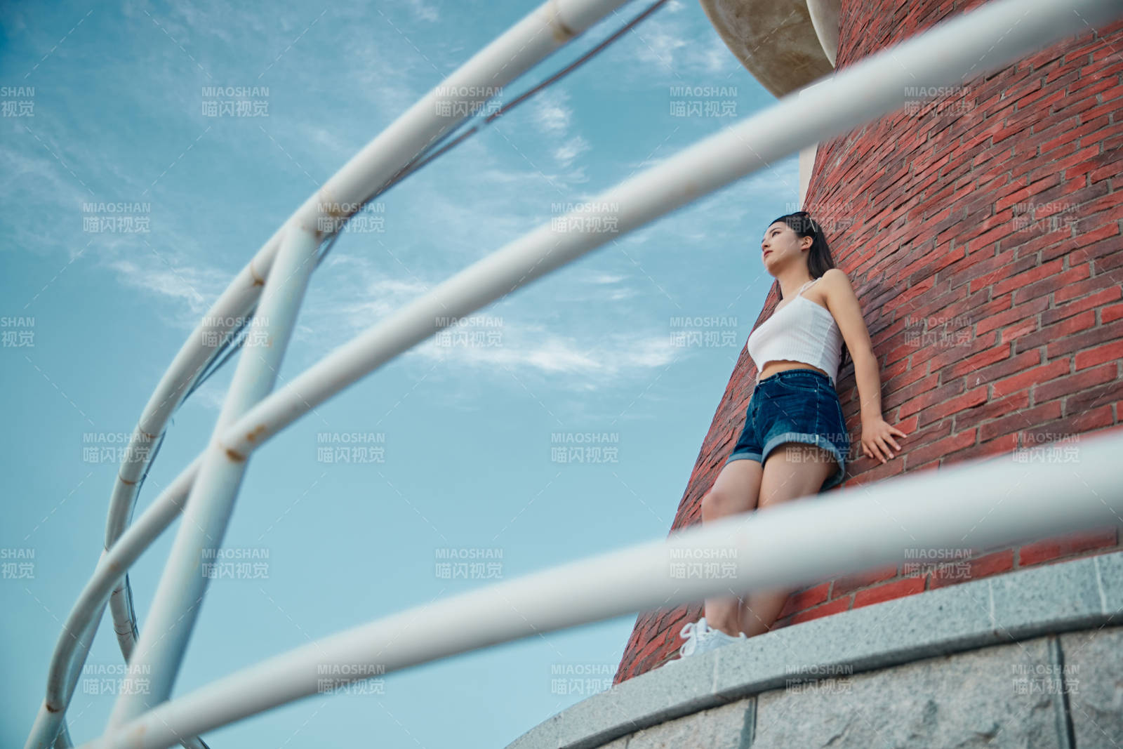 盛夏夕陽晚霞湖邊碼頭看風景的少女