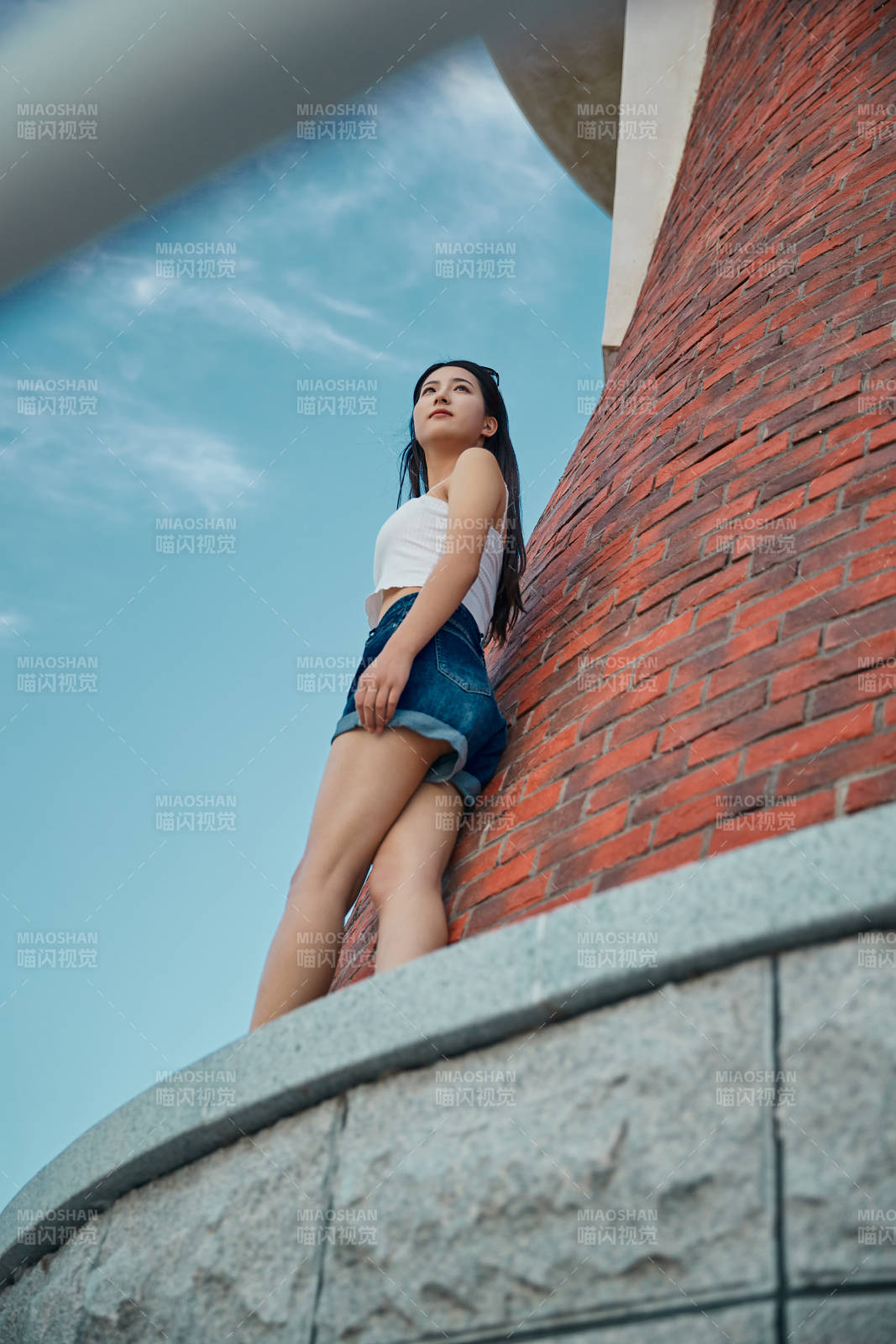 盛夏夕陽晚霞湖邊碼頭看風景的少女