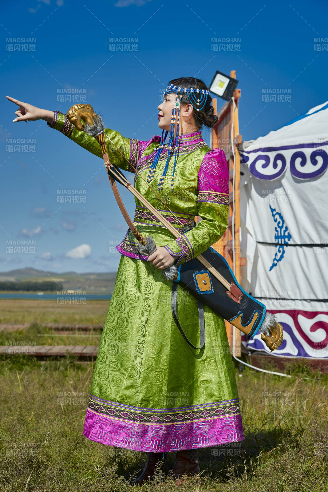 蒙古包前身穿蒙古族飾手持弓箭的蒙族少女