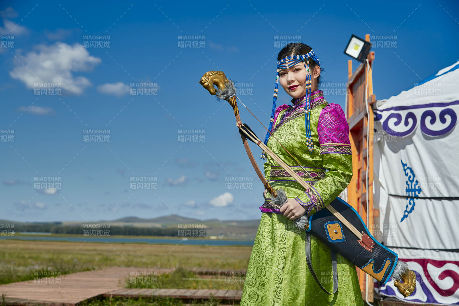 蒙古包前身穿蒙古族飾手持弓箭的蒙族少女