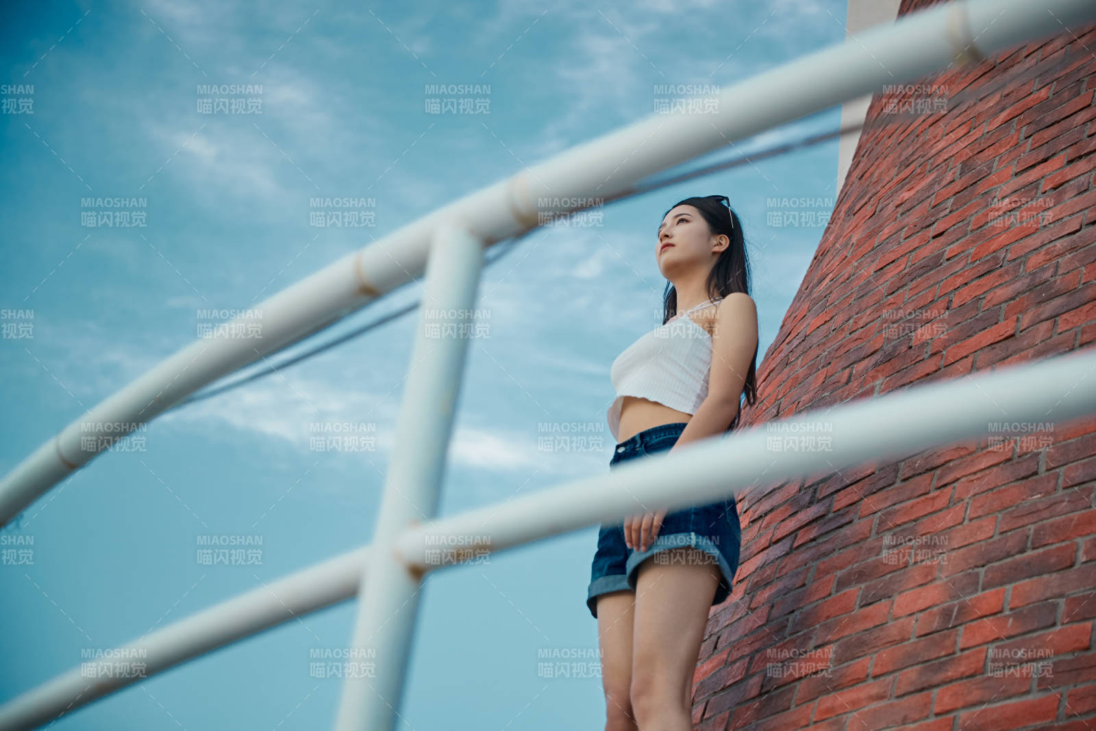 盛夏夕陽晚霞湖邊碼頭看風景的少女