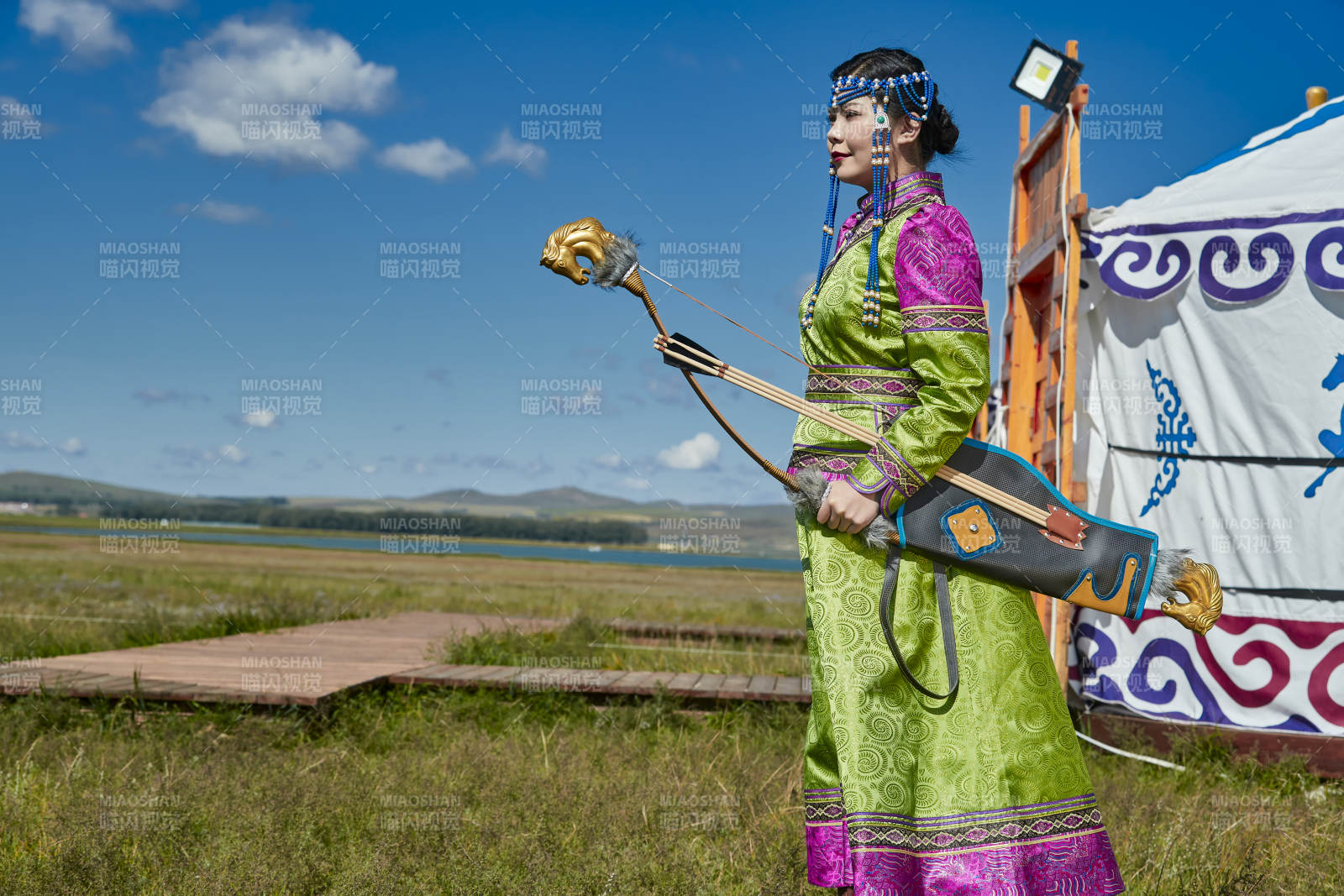 蒙古包前身穿蒙古族飾手持弓箭的蒙族少女