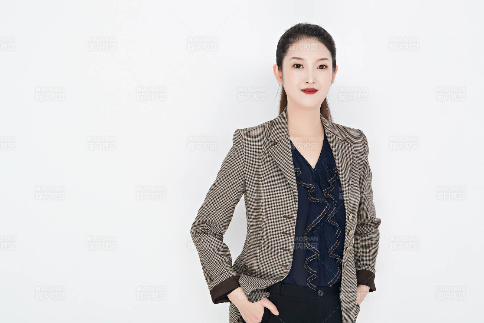 白色背景下的美麗商務女性肖像