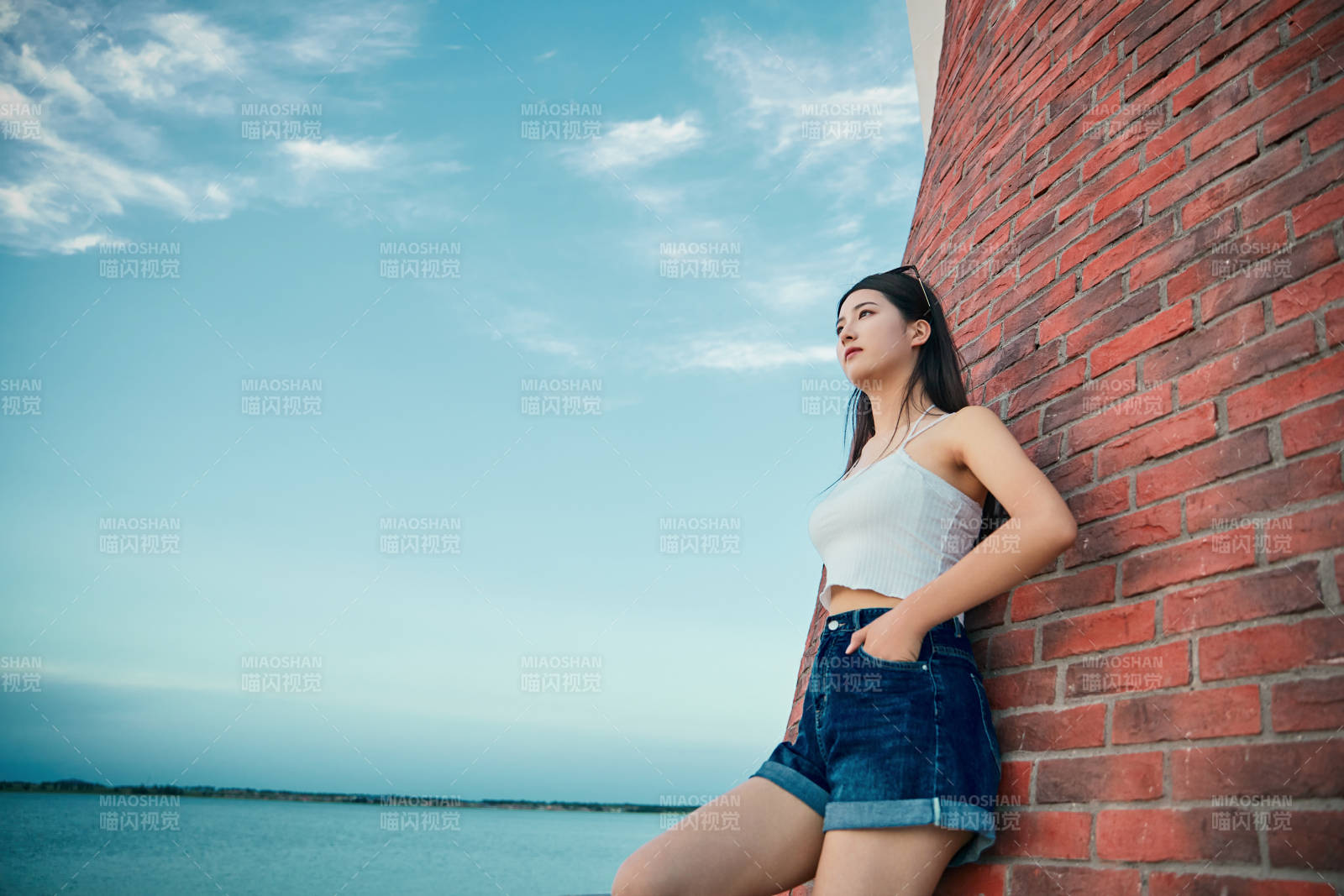 盛夏夕陽(yáng)晚霞湖邊碼頭看風(fēng)景的少女