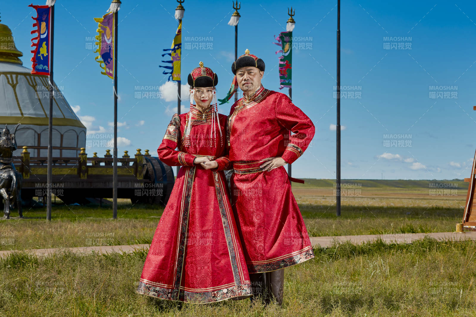 草原上蒙古包前穿蒙古族傳統服飾的年輕夫妻