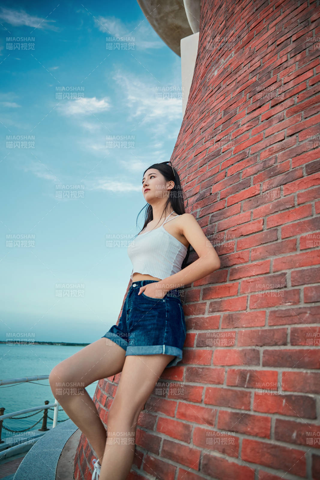 盛夏夕陽晚霞湖邊碼頭看風景的少女