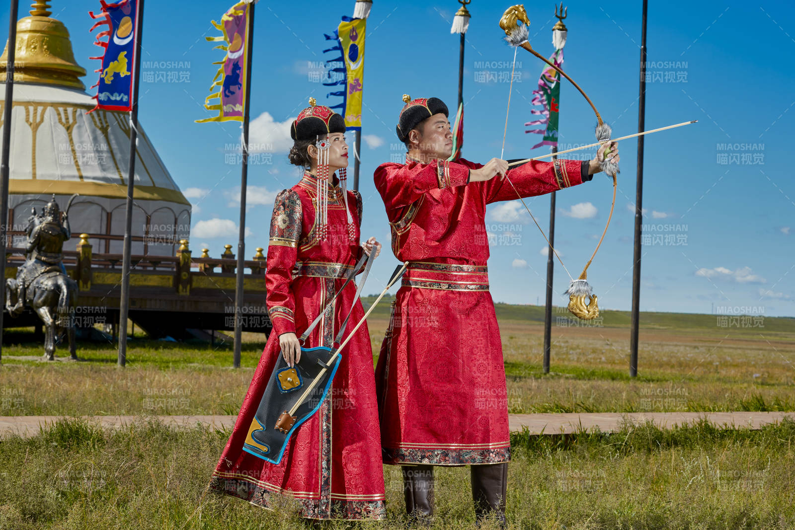 草原上蒙古包前穿蒙古族傳統服飾的年輕夫妻