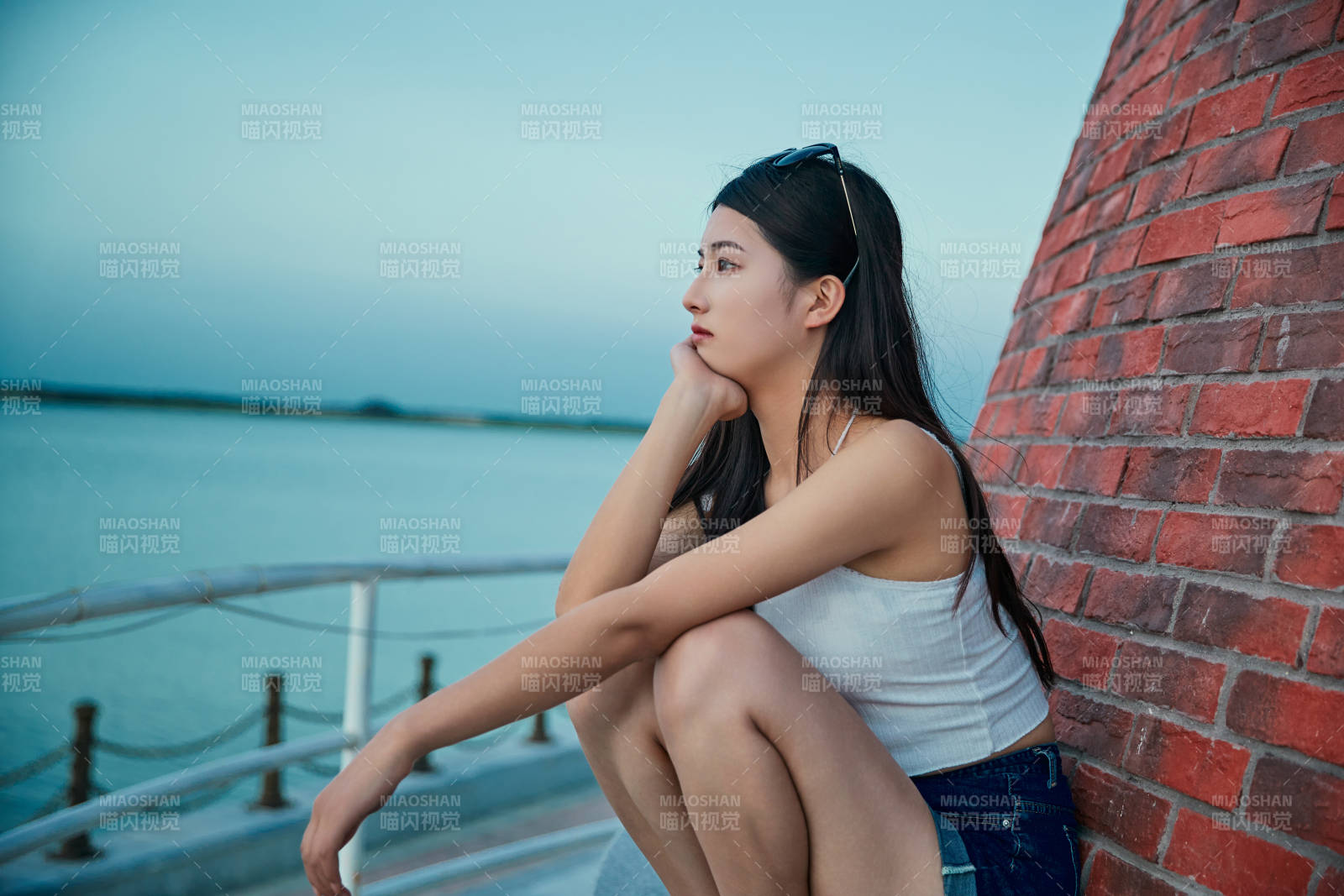 盛夏夕陽晚霞湖邊碼頭看風(fēng)景的少女