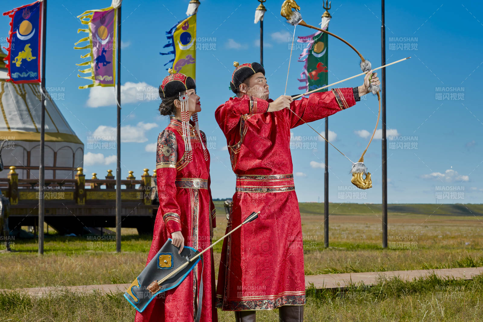 草原上蒙古包前穿蒙古族傳統(tǒng)服飾的年輕夫妻