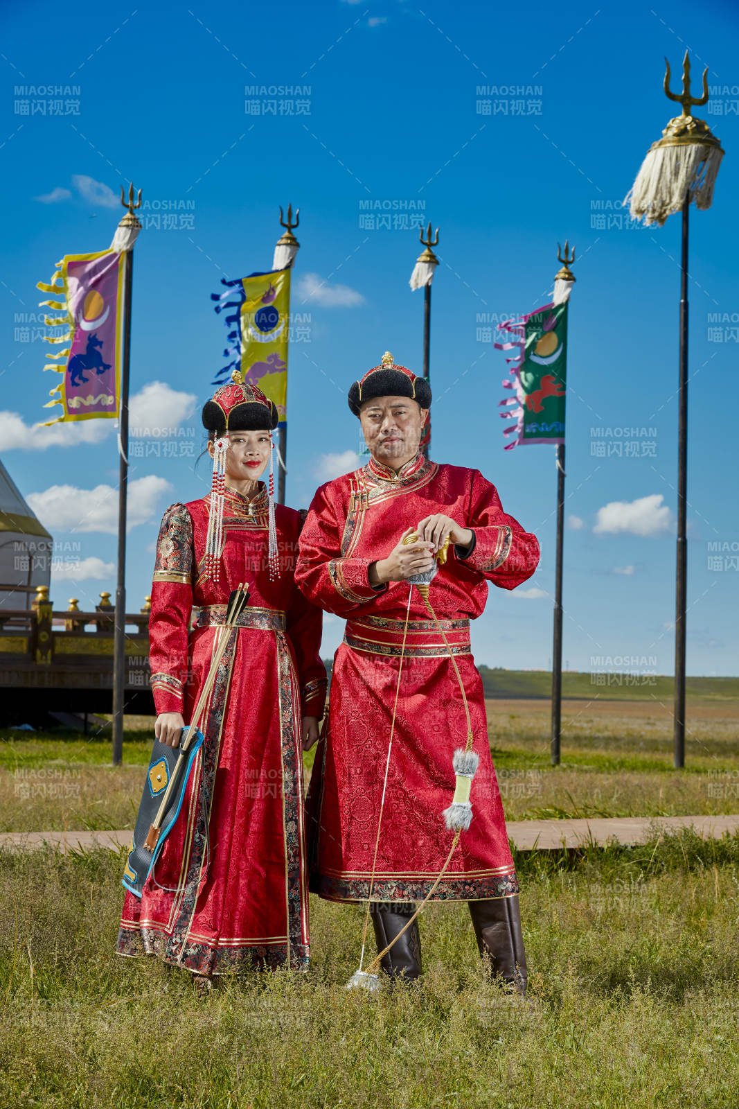 草原上蒙古包前穿蒙古族傳統服飾的年輕夫妻