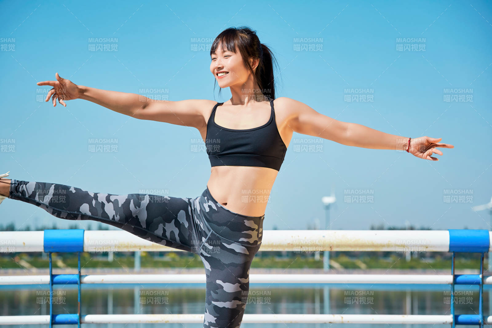 戶外河畔公園做拉伸有氧運動的亞洲女性