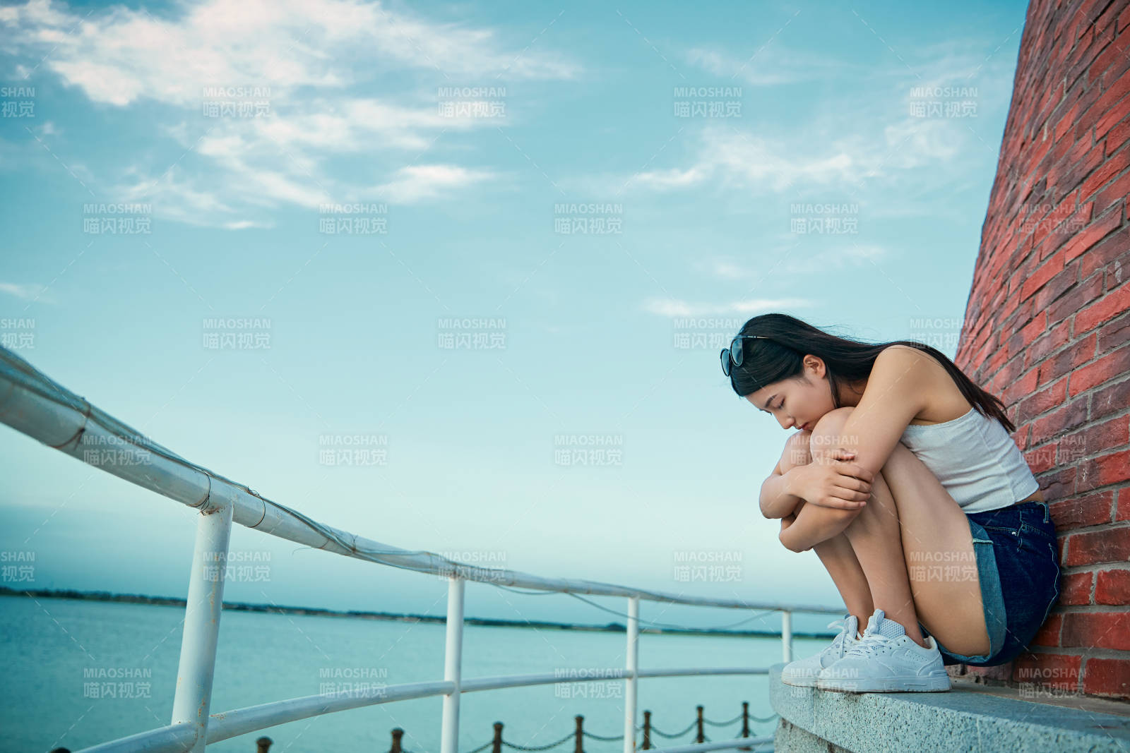 盛夏夕陽(yáng)晚霞湖邊碼頭看風(fēng)景的少女