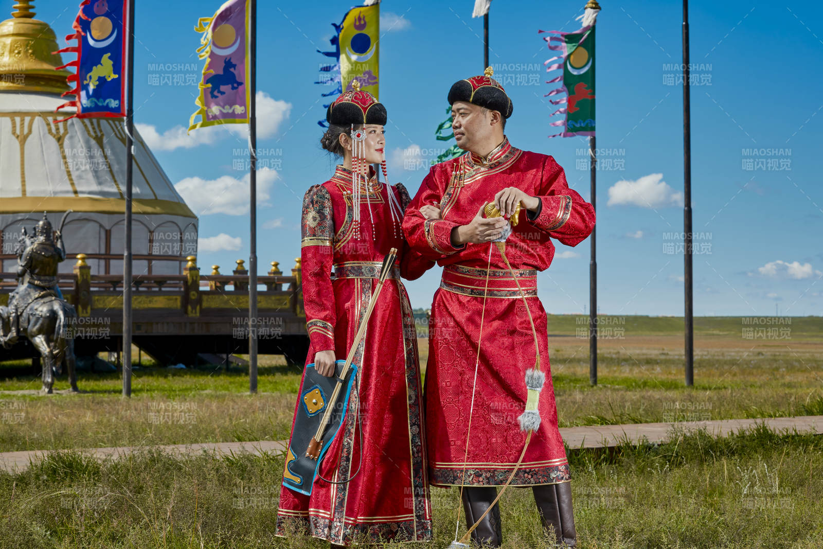草原上蒙古包前穿蒙古族傳統服飾的年輕夫妻