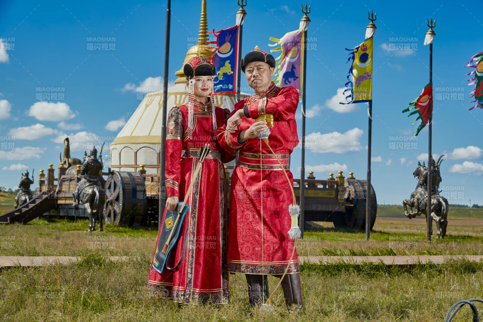 草原上蒙古包前穿蒙古族傳統服飾的年輕夫妻