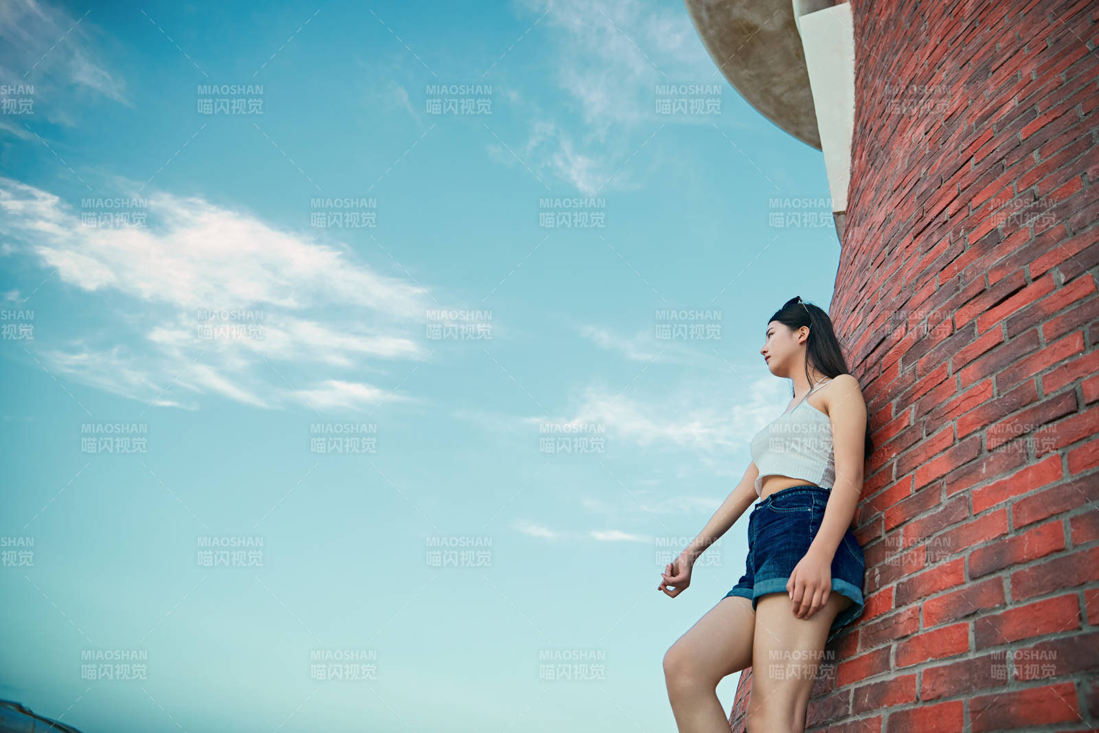 盛夏夕陽晚霞湖邊碼頭看風(fēng)景的少女