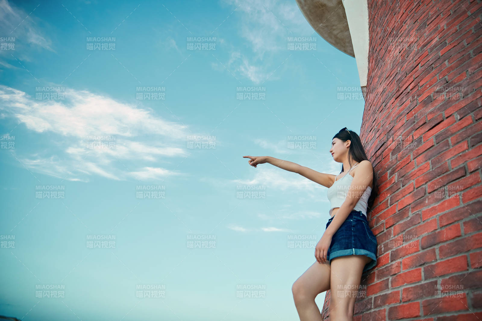 盛夏夕陽晚霞湖邊碼頭看風景的少女