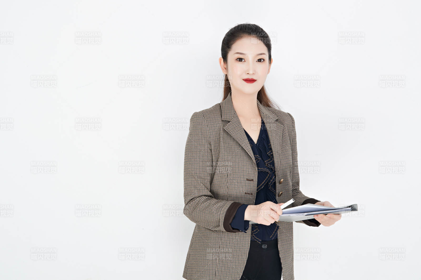 白色背景下的美麗商務女性肖像