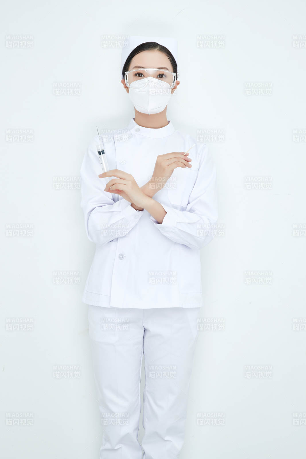 穿護士服戴口罩手執針筒的年輕女護士