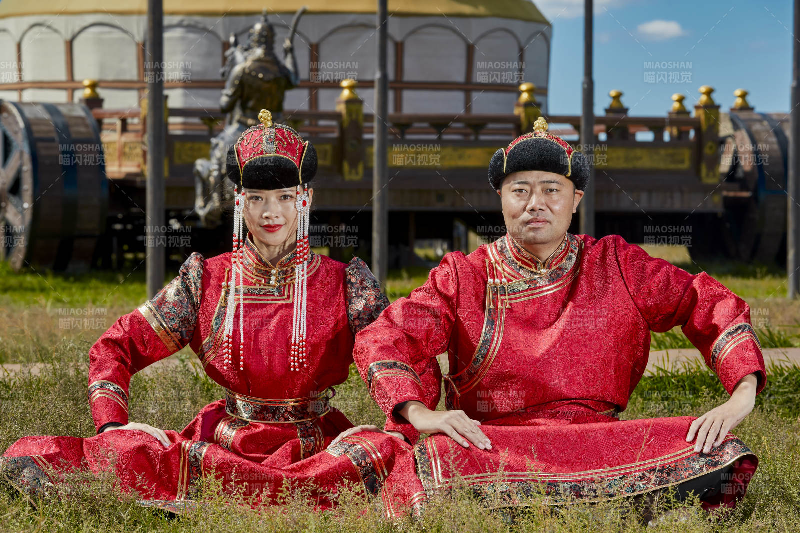 草原上蒙古包前穿蒙古族傳統服飾的年輕夫妻