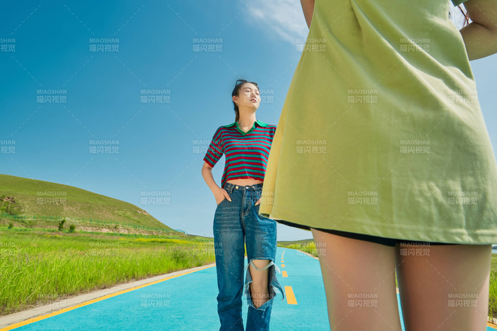 夏日湖邊彩色公路上的亞洲少女