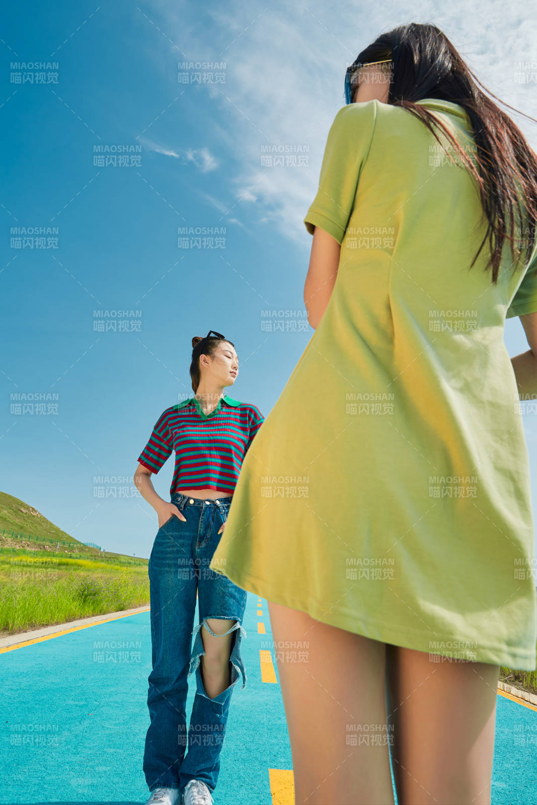 夏日湖邊彩色公路上的亞洲少女