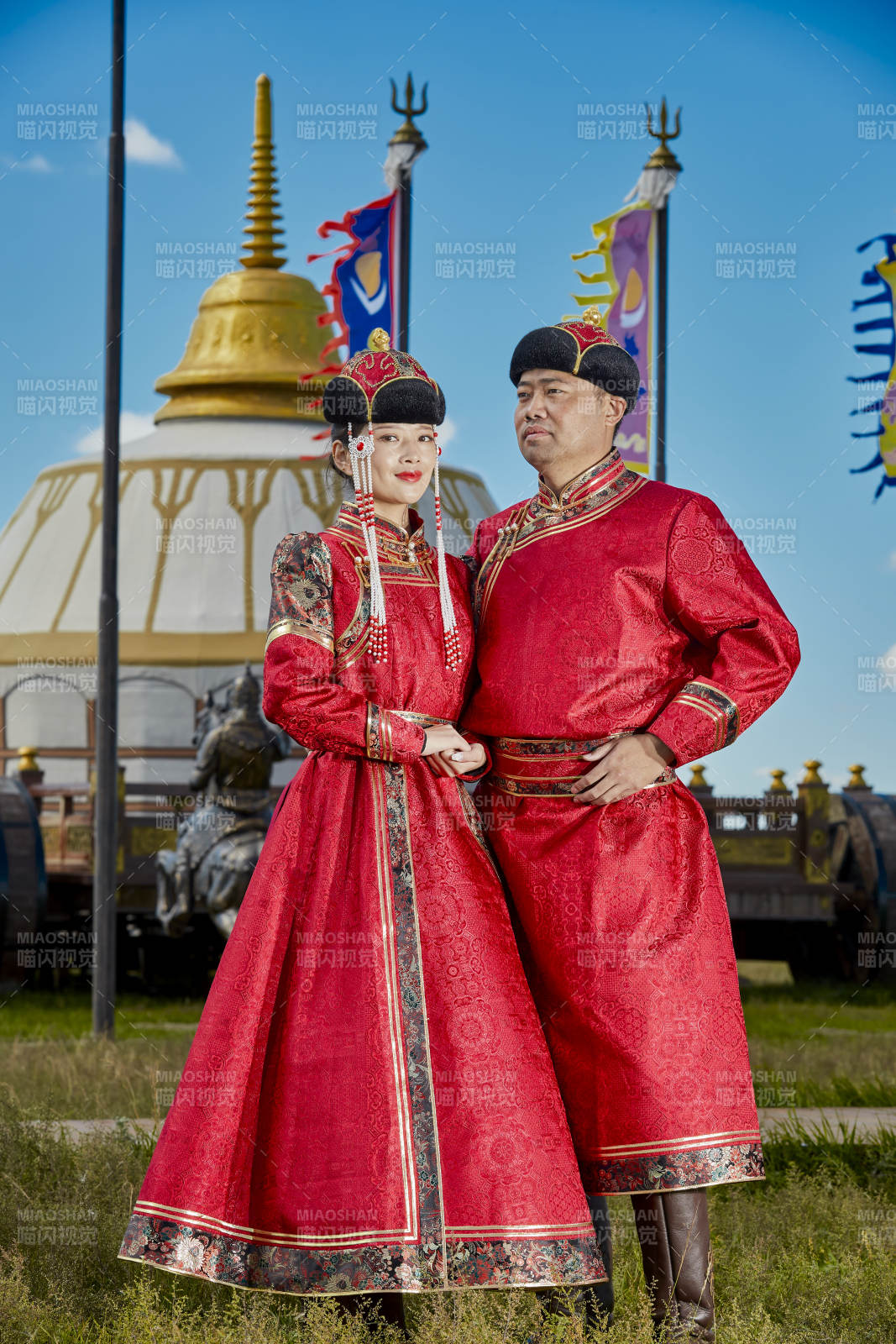 草原上蒙古包前穿蒙古族傳統服飾的年輕夫妻