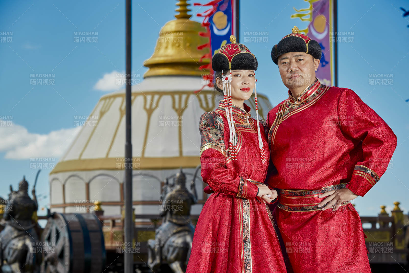 草原上蒙古包前穿蒙古族傳統服飾的年輕夫妻