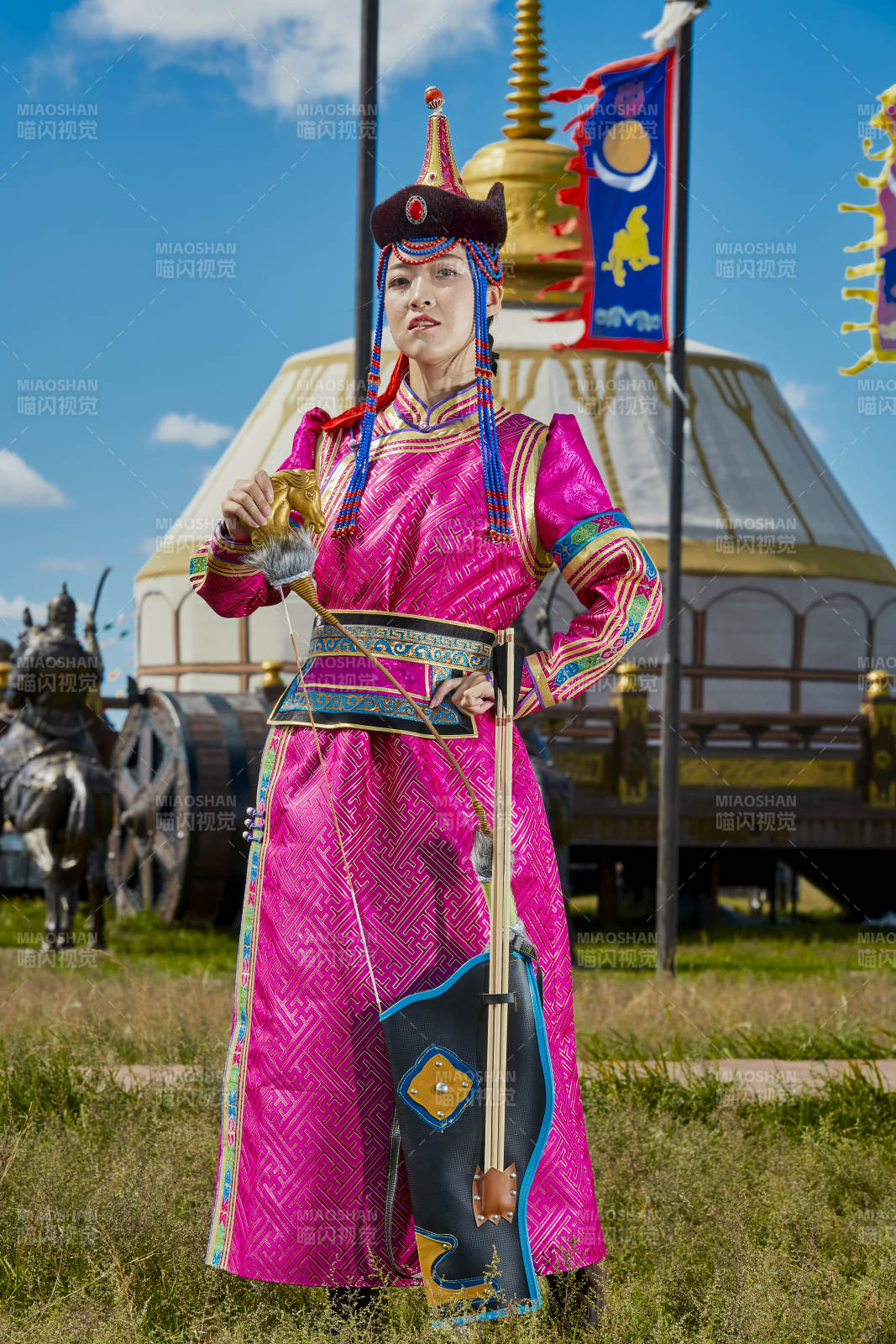 蒙古包前身穿蒙古族飾手持弓箭的蒙族少女
