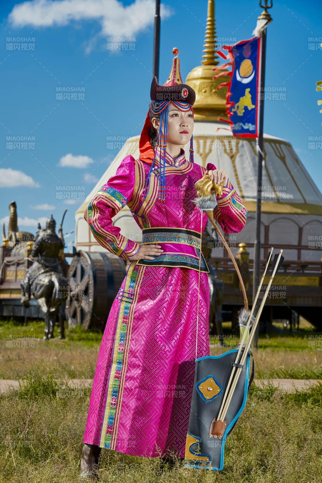 蒙古包前身穿蒙古族飾手持弓箭的蒙族少女