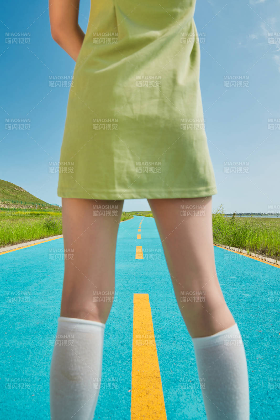 夏日湖邊彩色公路上的亞洲少女