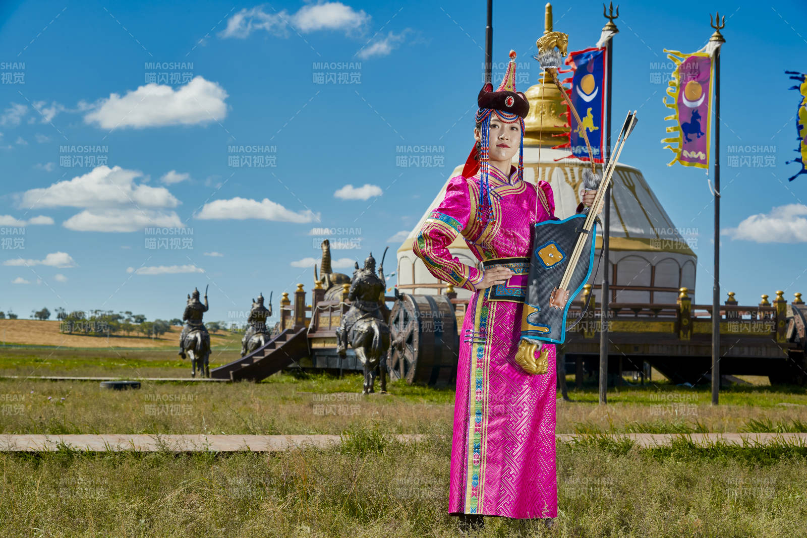 蒙古包前身穿蒙古族飾手持弓箭的蒙族少女