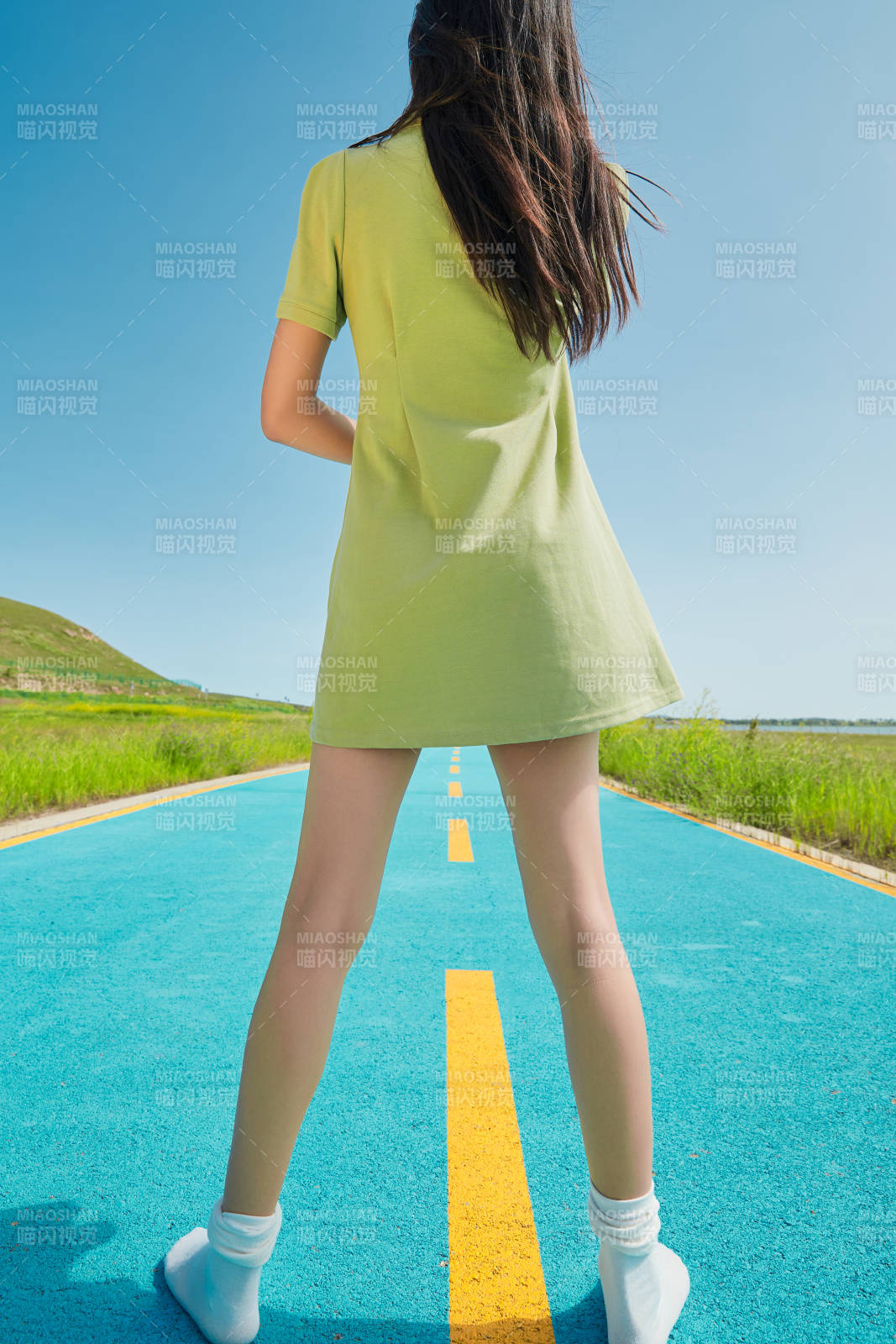 夏日湖邊彩色公路上的亞洲少女