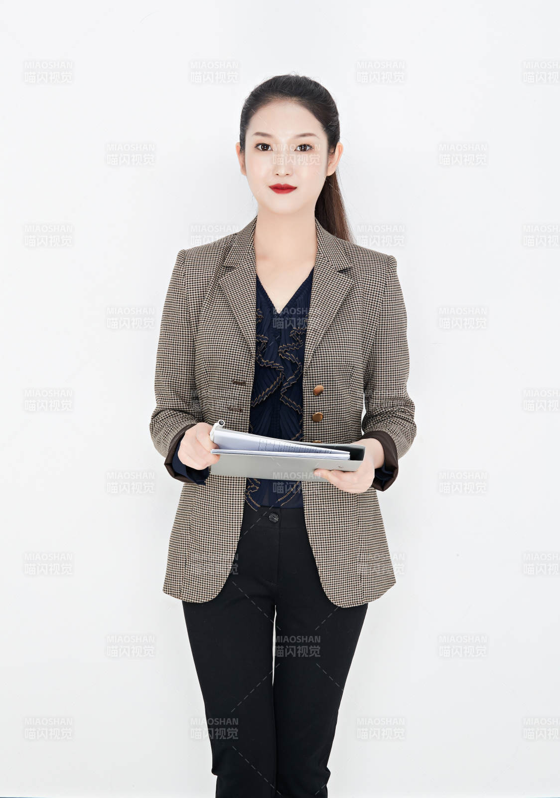 白色背景下的美麗商務女性肖像