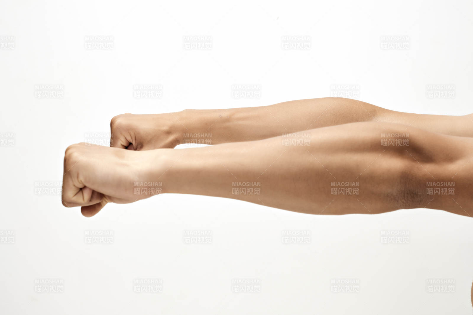 白色背景下的伸展手臂肌肉特寫