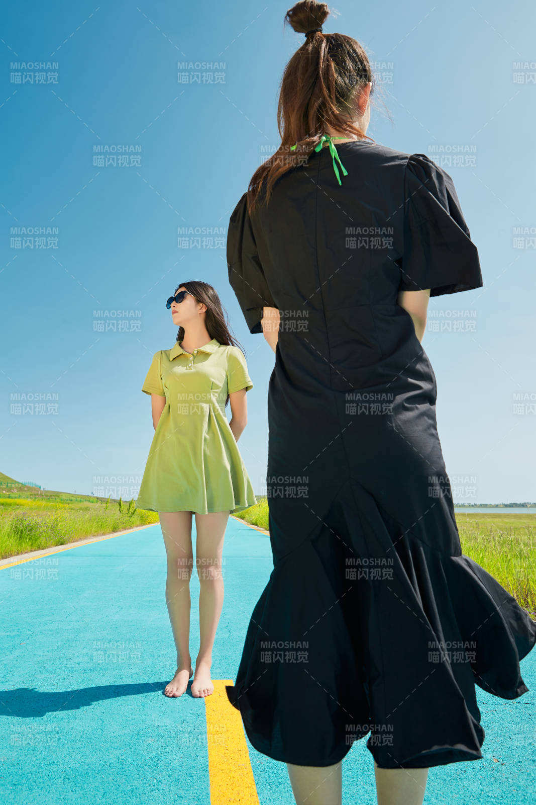 夏日湖邊彩色公路上的亞洲少女