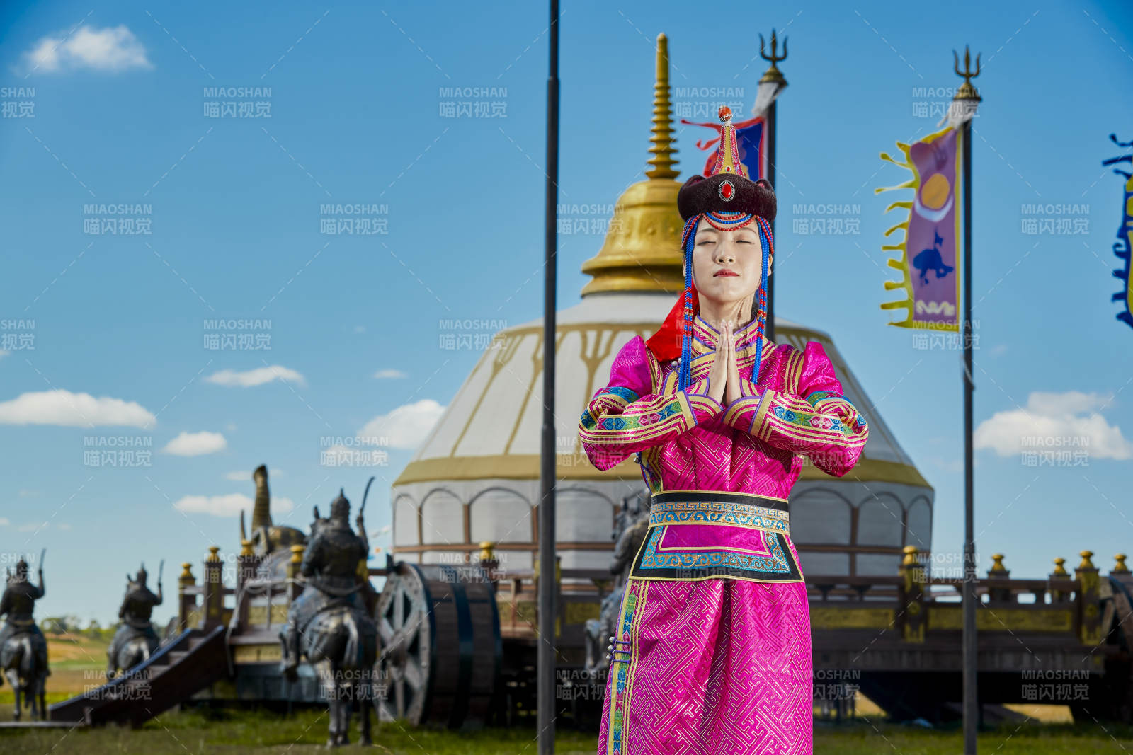 草原上身穿豪華蒙古族服飾的蒙族少女