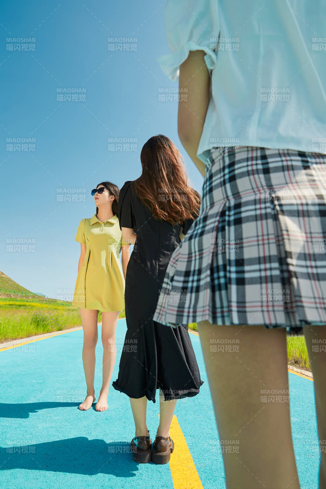 夏日湖邊彩色公路上的亞洲少女