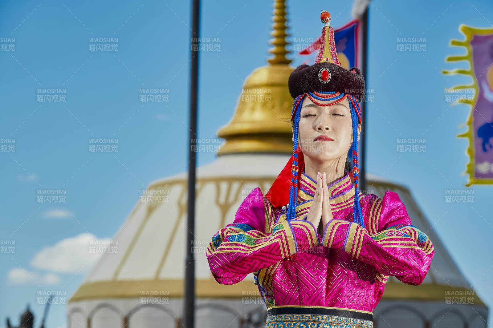 草原上身穿豪華蒙古族服飾的蒙族少女