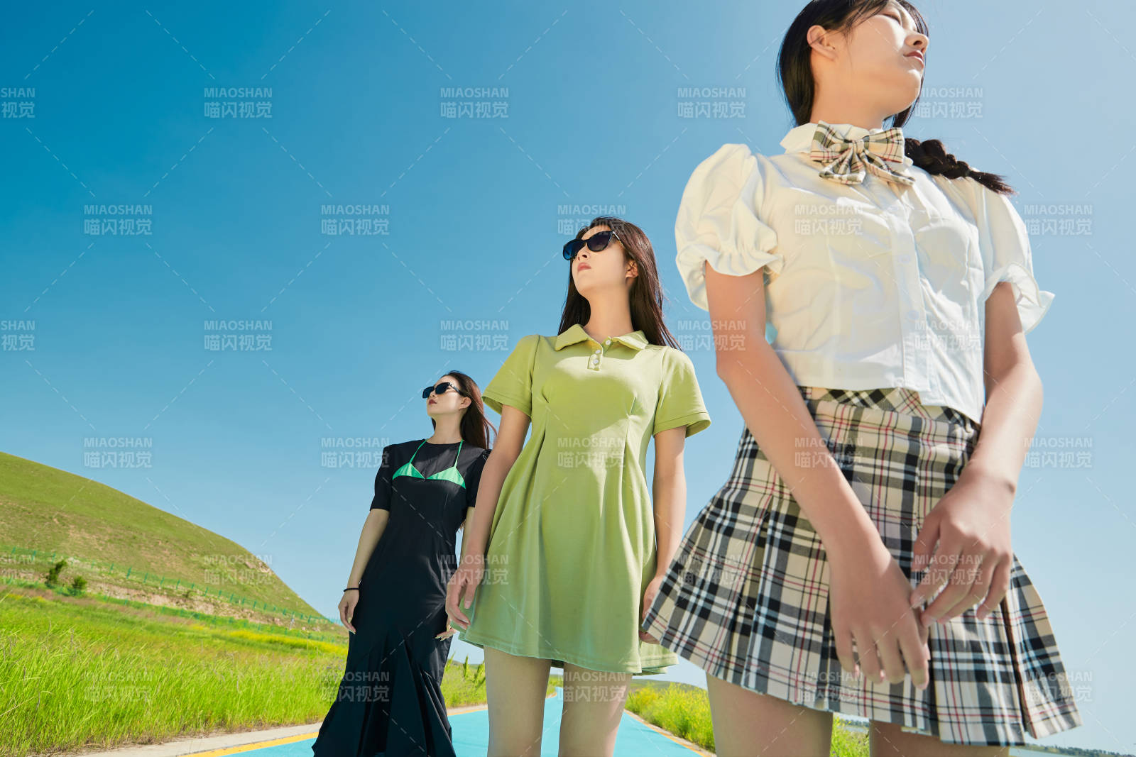 夏日湖邊彩色公路上的亞洲少女