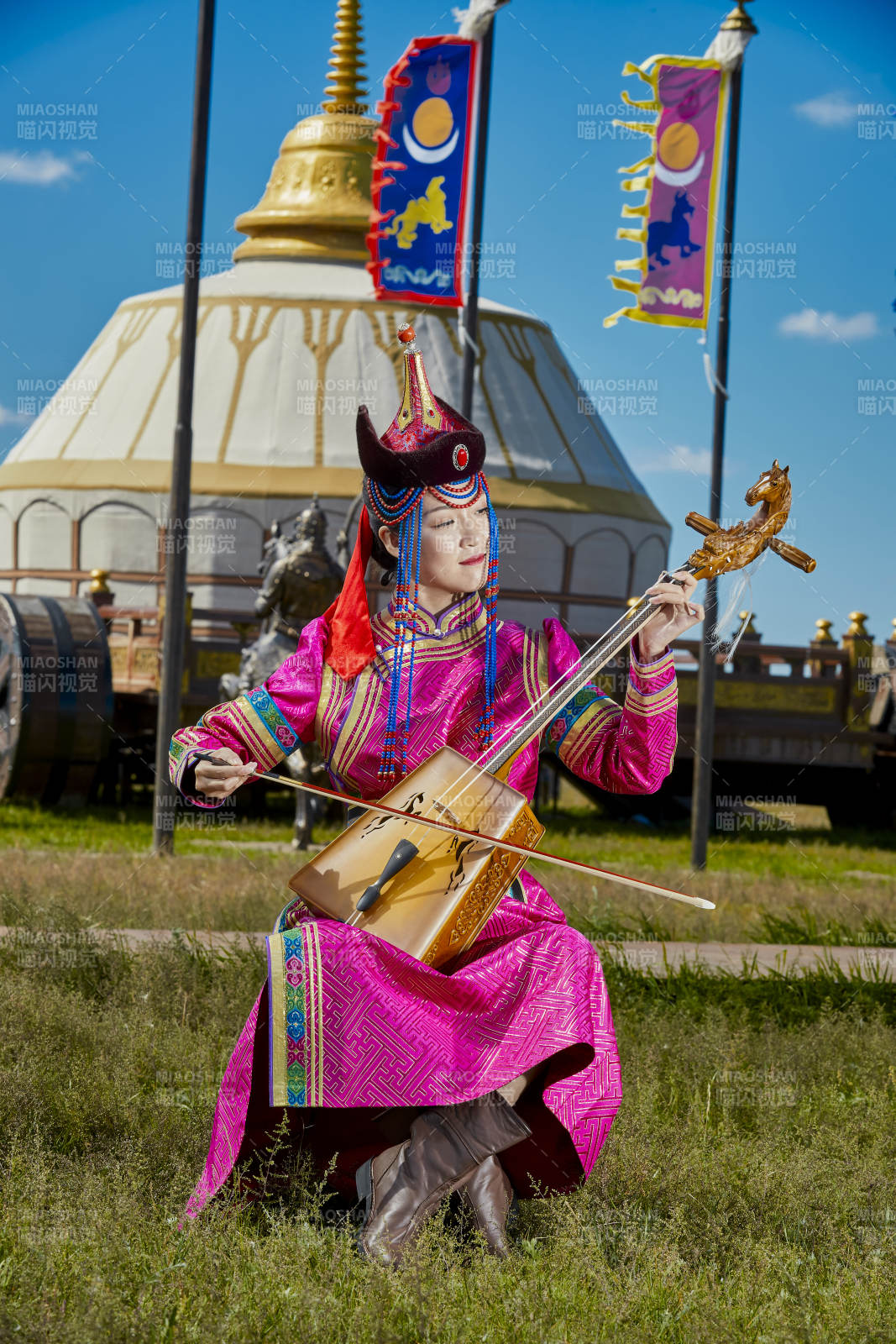 蒙古包前穿蒙古族服飾拉馬頭琴的蒙族女樂手