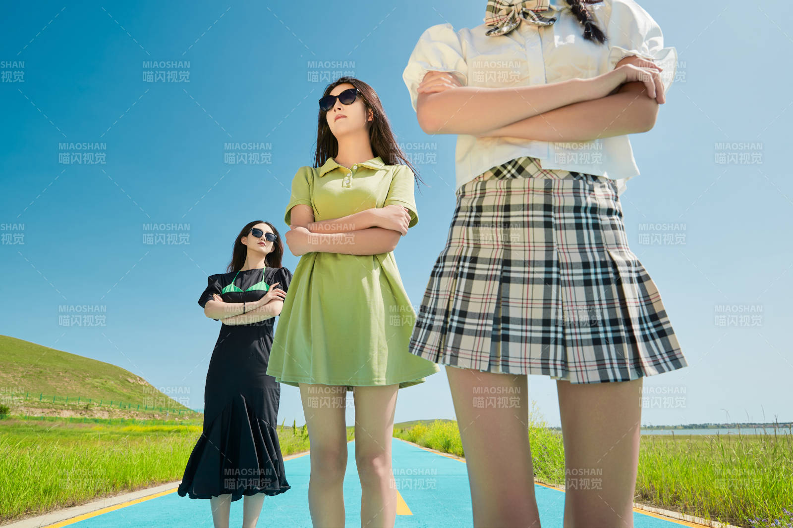 夏日湖邊彩色公路上的亞洲少女