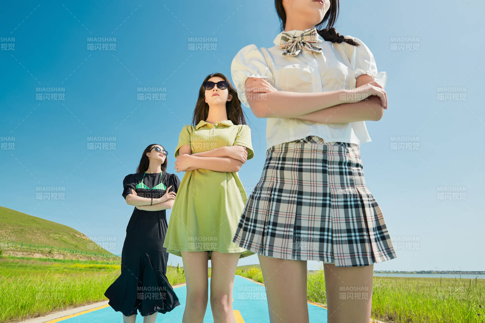 夏日湖邊彩色公路上的亞洲少女