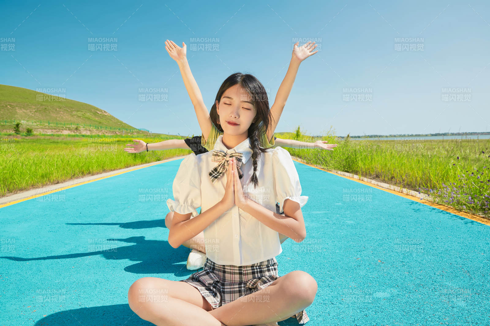 夏日湖邊彩色公路上的亞洲少女