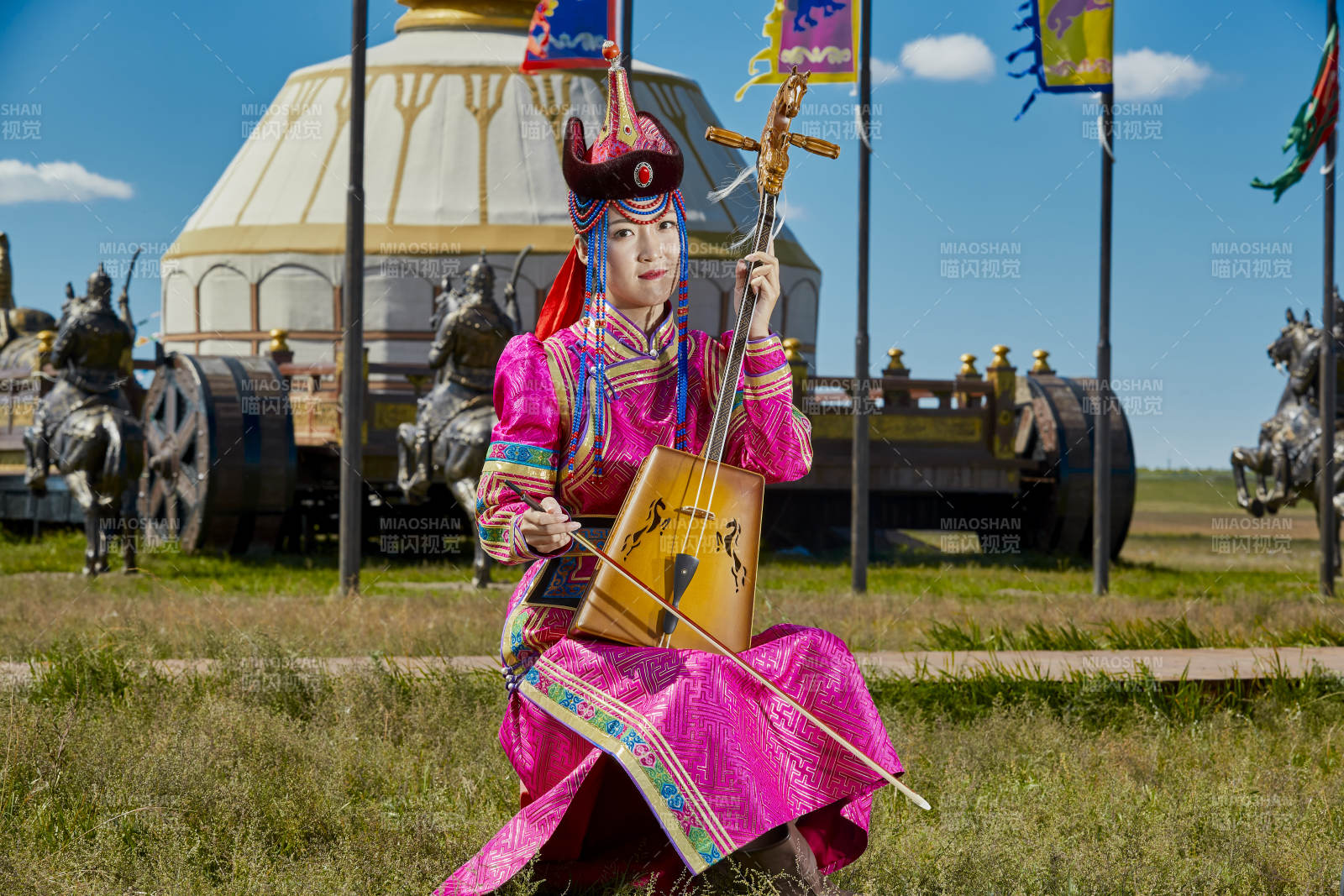 蒙古包前穿蒙古族服飾拉馬頭琴的蒙族女樂手