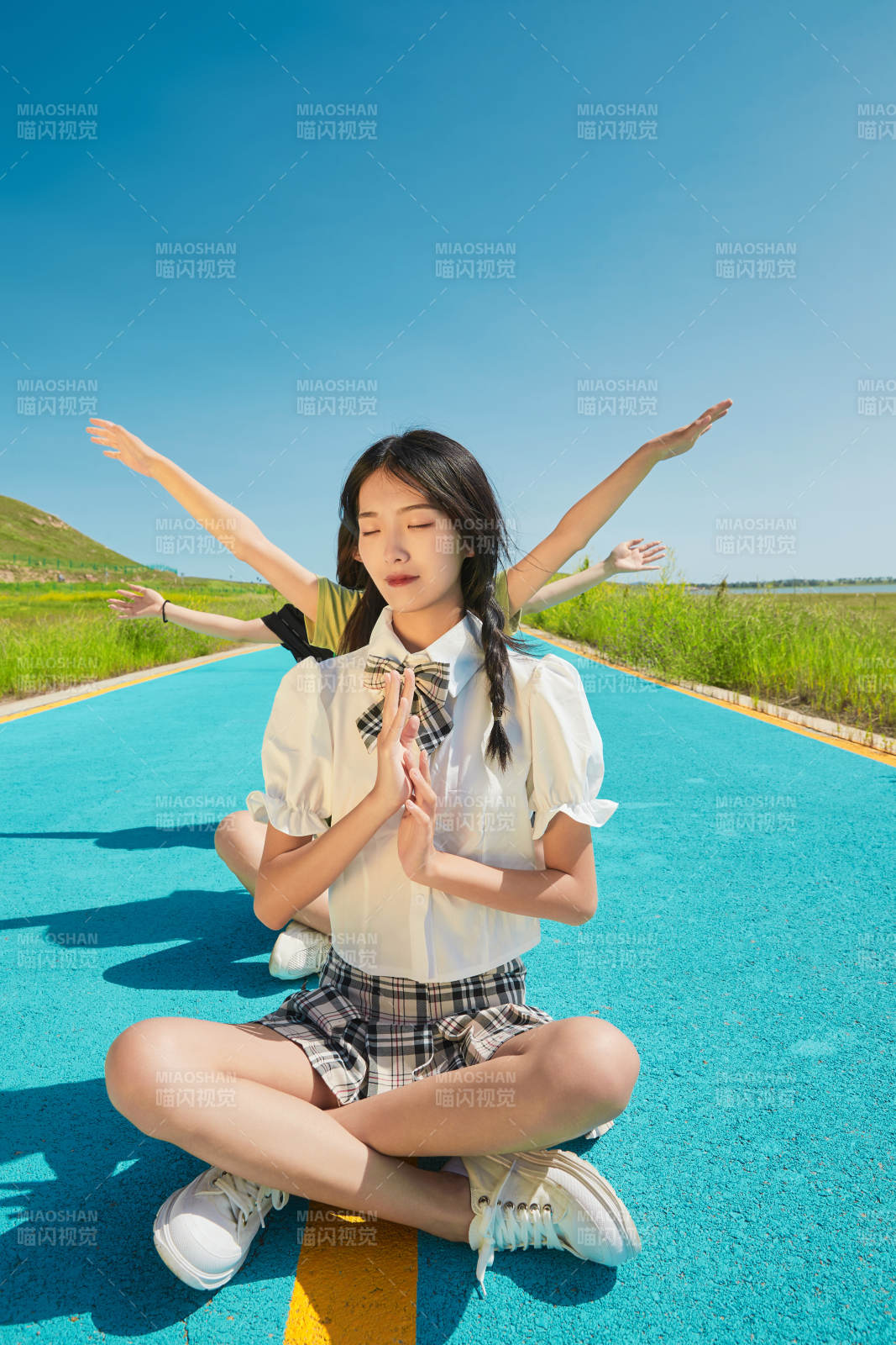 夏日湖邊彩色公路上的亞洲少女