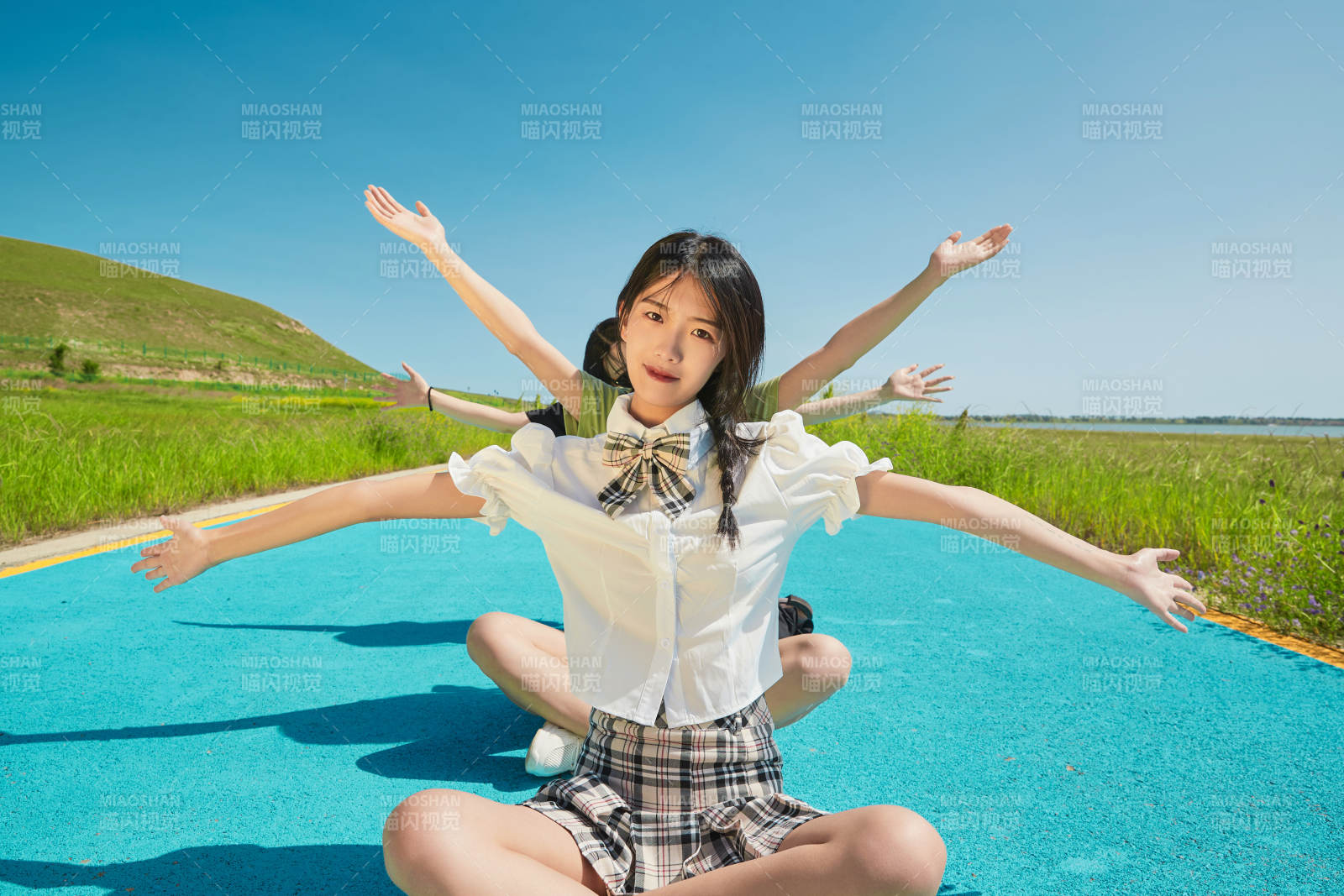 夏日湖邊彩色公路上的亞洲少女